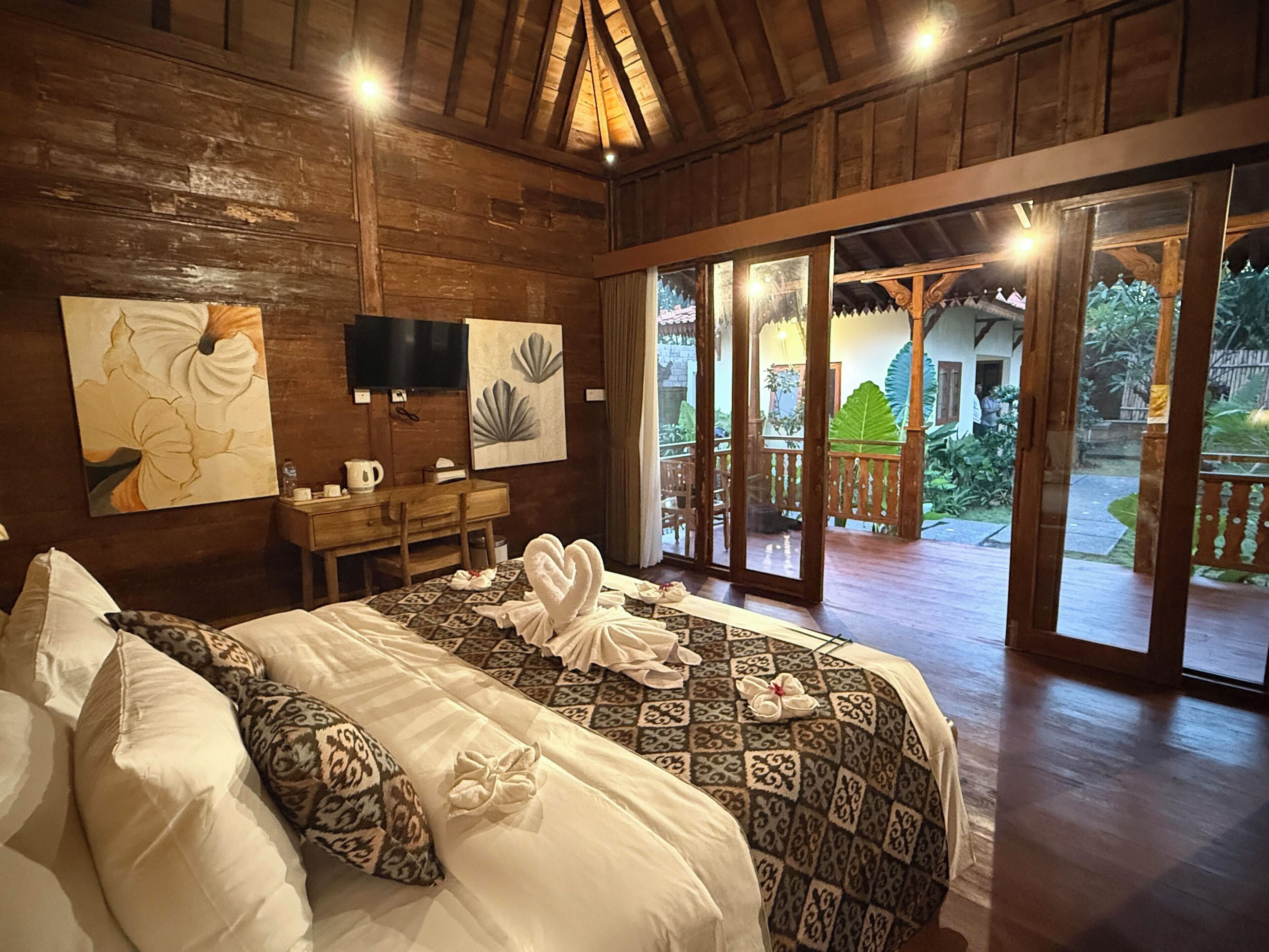 Signature Villa, 1 Bedroom, Microwave, Pool View | Desk, WiFi (free), bed sheets