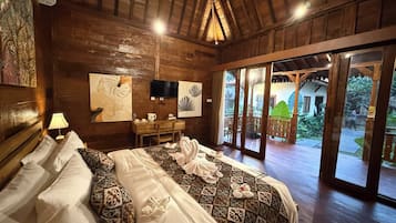Signature Villa, 1 Bedroom, Microwave, Pool View | Free WiFi