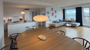 Un apartamento moderno con comedor, cocina y sala de estar.