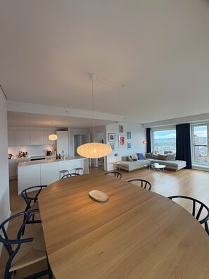 Eine moderne Wohnung mit Essbereich, Küche und Wohnraum.