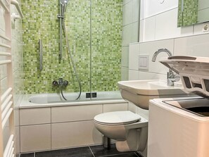 Ein Badezimmer mit Badewanne, Toilette und Waschbecken.