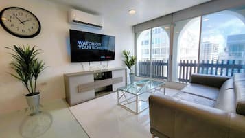Junior Apartment, City View | Living area