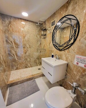 Junior Apartment, City View | Bathroom - Da Vinci Suites (San Juan)