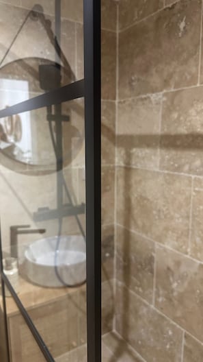 タオル、石鹸、トイレットペーパー