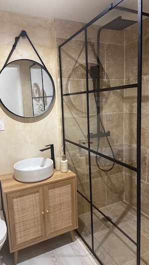 Handtücher, Seife, Toilettenpapier