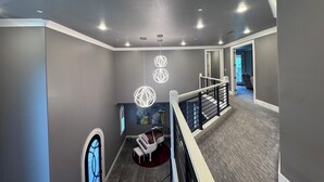 Ein modernes Interieur mit einem Klavier, einer Treppe und Blick ins Freie.