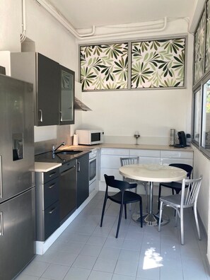 Coffee/tea maker, fridge, microwave, oven