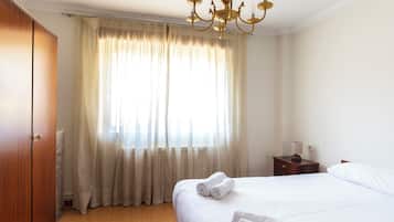 5 habitaciones, tabla de planchar con plancha y ropa de cama