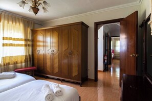 5 chambres, fer et planche à repasser, literie fournie