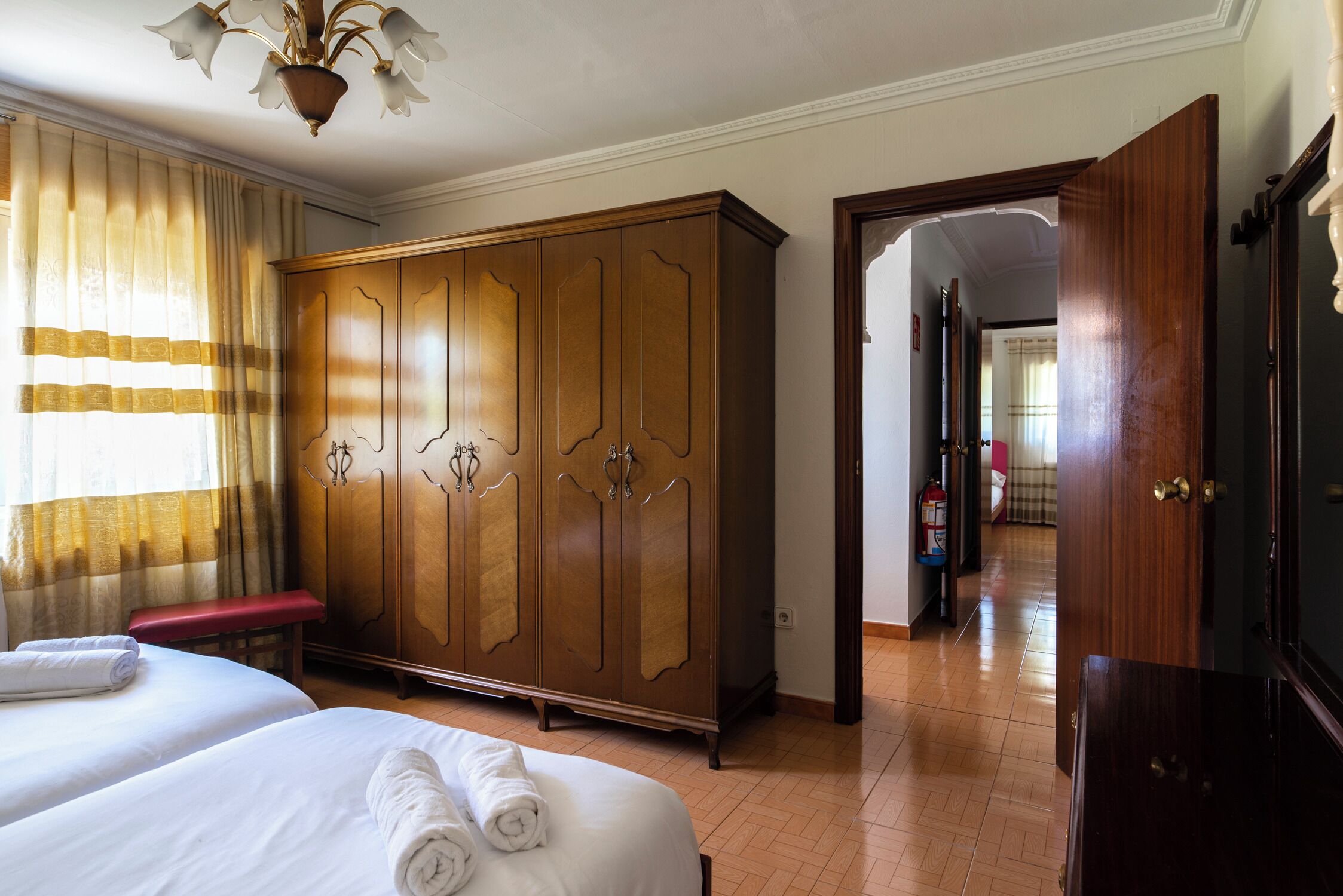 5 bedrooms, iron/ironing board, bed sheets