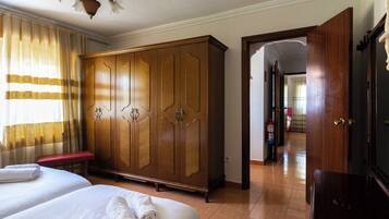 5 bedrooms, iron/ironing board, bed sheets