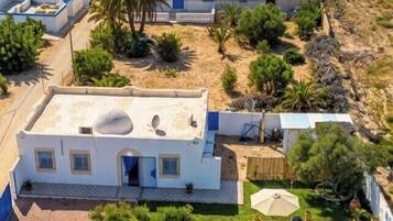 Un quartier résidentiel avec des bâtiments blancs, une piscine et de la verdure.