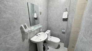 Classic-Doppel- oder -Zweibettzimmer, Gartenblick | Badezimmer | Dusche, kostenlose Toilettenartikel, Haartrockner, Handtücher