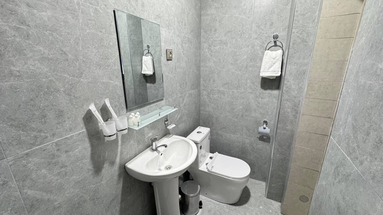Kamar Double Standar, Bebas Asap Rokok, pemandangan kebun | Kamar mandi | Shower, perlengkapan mandi gratis, pengering rambut, dan handuk