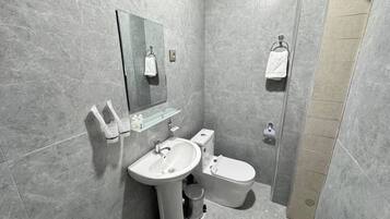 Kamar Double Standar, Bebas Asap Rokok, pemandangan kebun | Kamar mandi | Shower, perlengkapan mandi gratis, pengering rambut, dan handuk