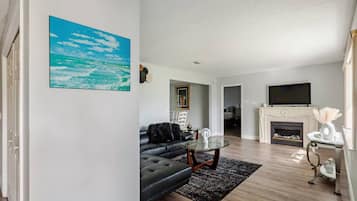 Smart TV, fireplace