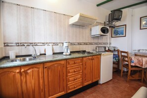 Kühlschrank, Mikrowelle, Herdplatte, Wasserkocher mit Kaffee-/Teezubehör