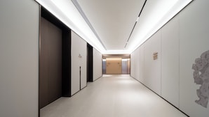 A modern hallway with a light-colored floor, white walls, and a door at the end. - JI Hotel Shenzhen Xiaomeisha (Shenzhen)