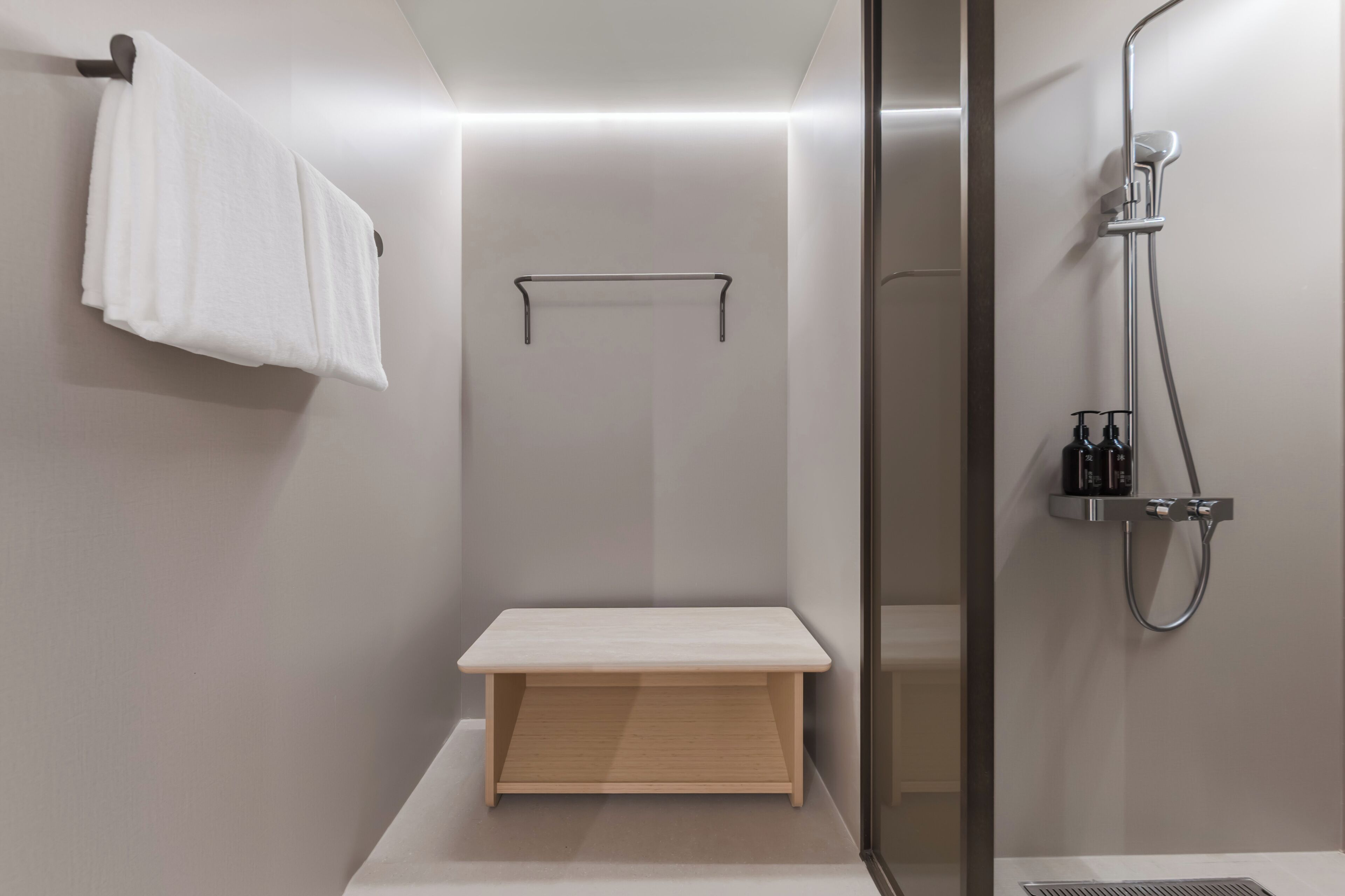 Family Studio Suite, Hill View | Bathroom