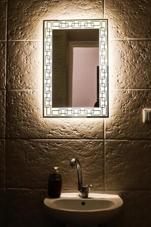 Deluxe Triple Room | Bathroom | Shower, free toiletries, slippers, towels - Cairo Villa Hotel  (Cairo)