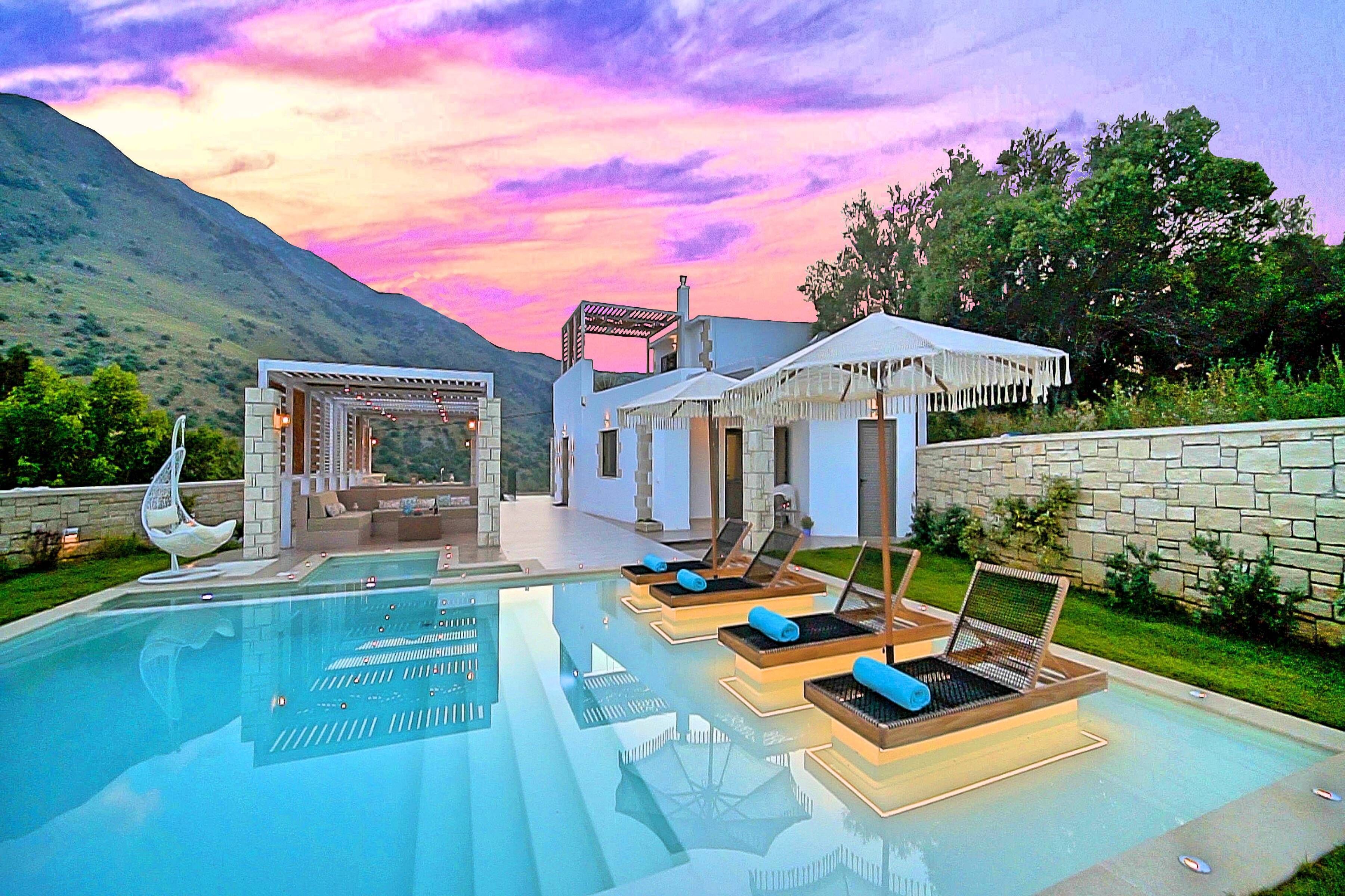 Ein Poolbereich mit Liegestühlen und einer Pergola.