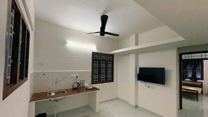 Una cucina moderna con forno integrato, microonde e lavandino.