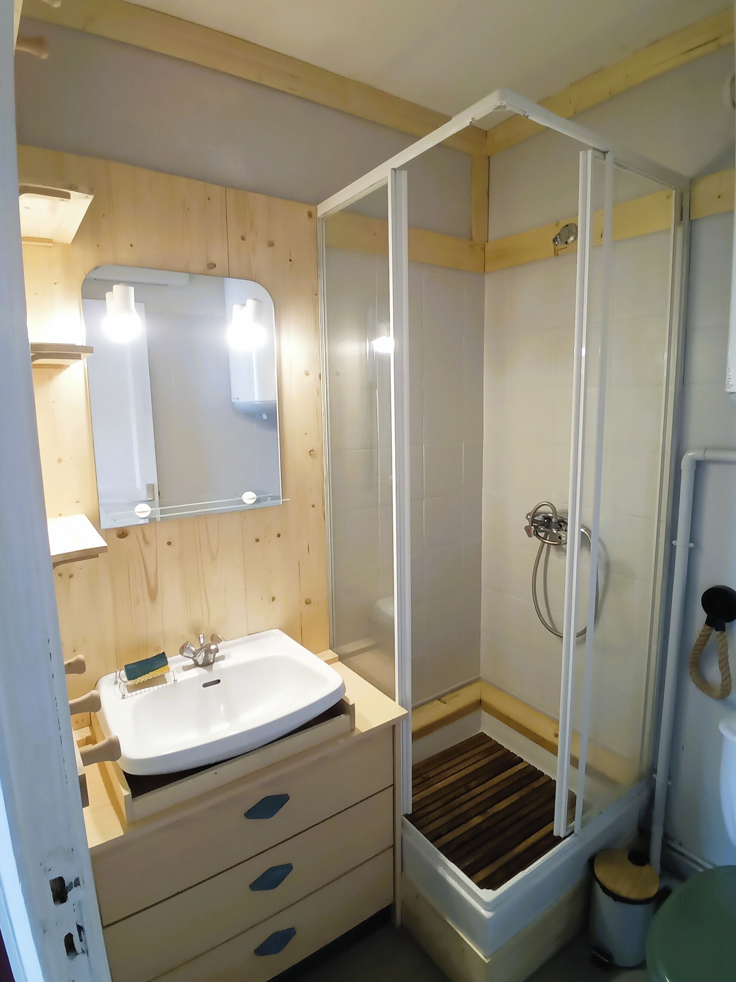 Regadera y papel de baño 