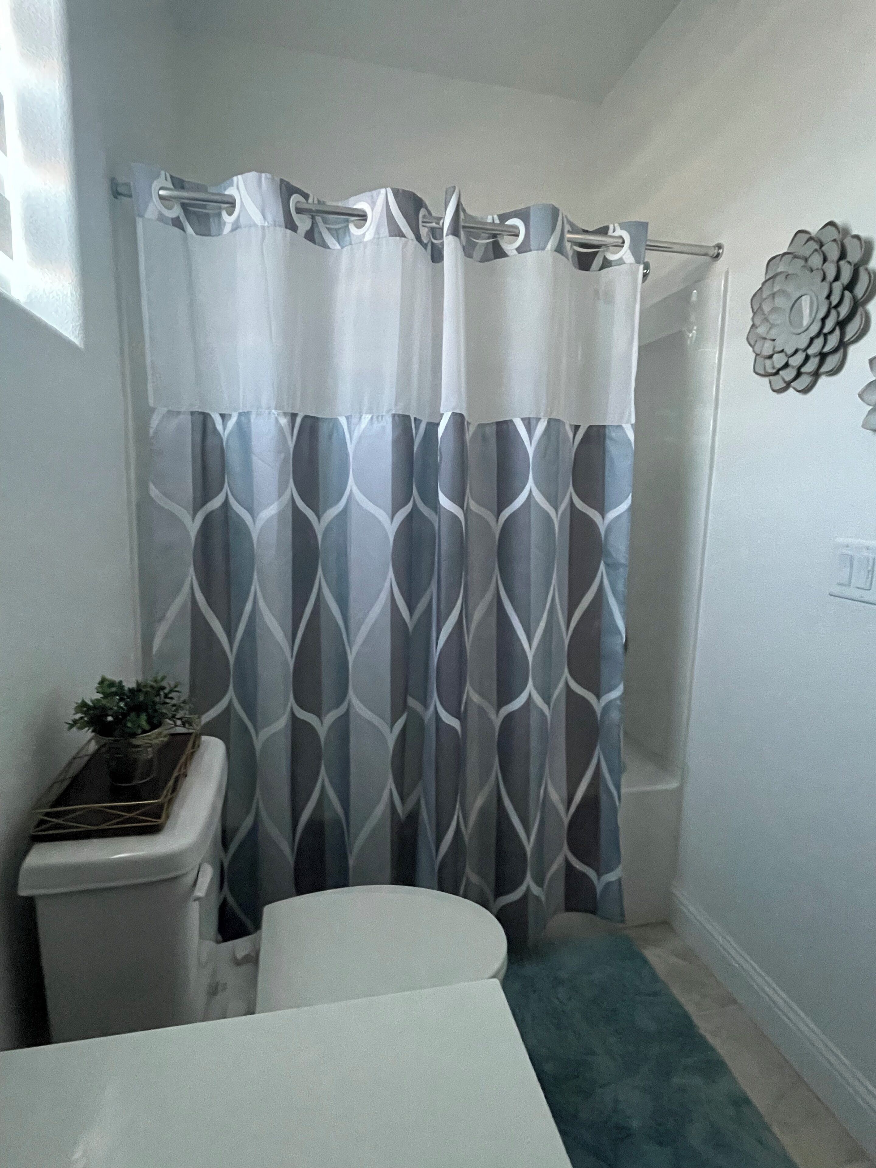 Secador de cabelo, toalhas de banho, sabonete, papel higiênico