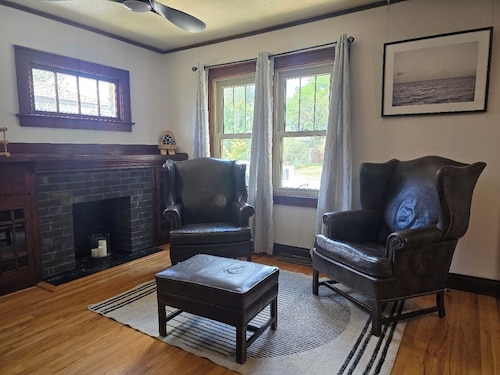 Charming 2-bedroom bungalow minutes from Frontier Park, FE Warren, & Capital