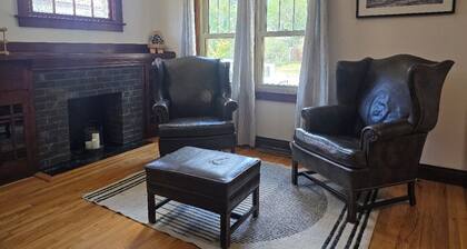 Charming 2-bedroom bungalow minutes from Frontier Park, FE Warren, & Capital