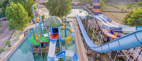 Een waterpark met glijbanen en een zwembad.