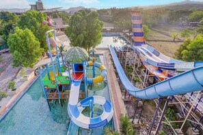 Un parque acuático con varias toboganes y una zona de piscina.