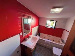 A compact bathroom with a white sink, a mirror, a bathtub, and a window. - Sleeps4-familyfriendly-balcony (Lagoa)