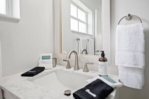 Dusche, Haartrockner, Handtücher, Seife