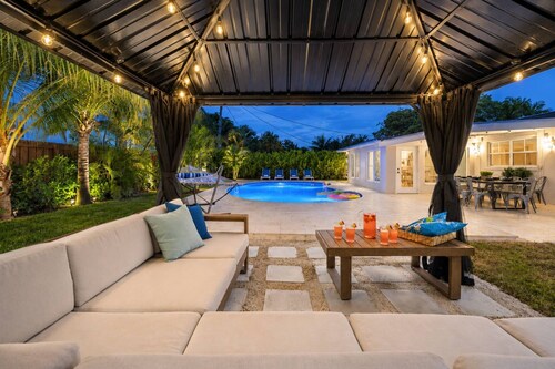 Piña Colada | 4BR Family Pool Home • Sleeps 12 • Heated Pool • Ping Pong • Near Beach