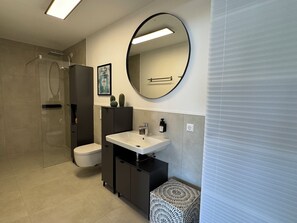 Doccia, asciugacapelli, asciugamani, sapone