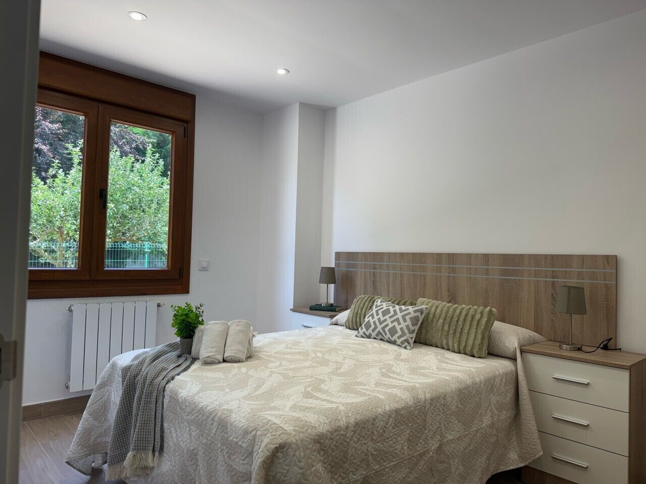 4 dormitorios, tabla de planchar con plancha, ropa de cama
