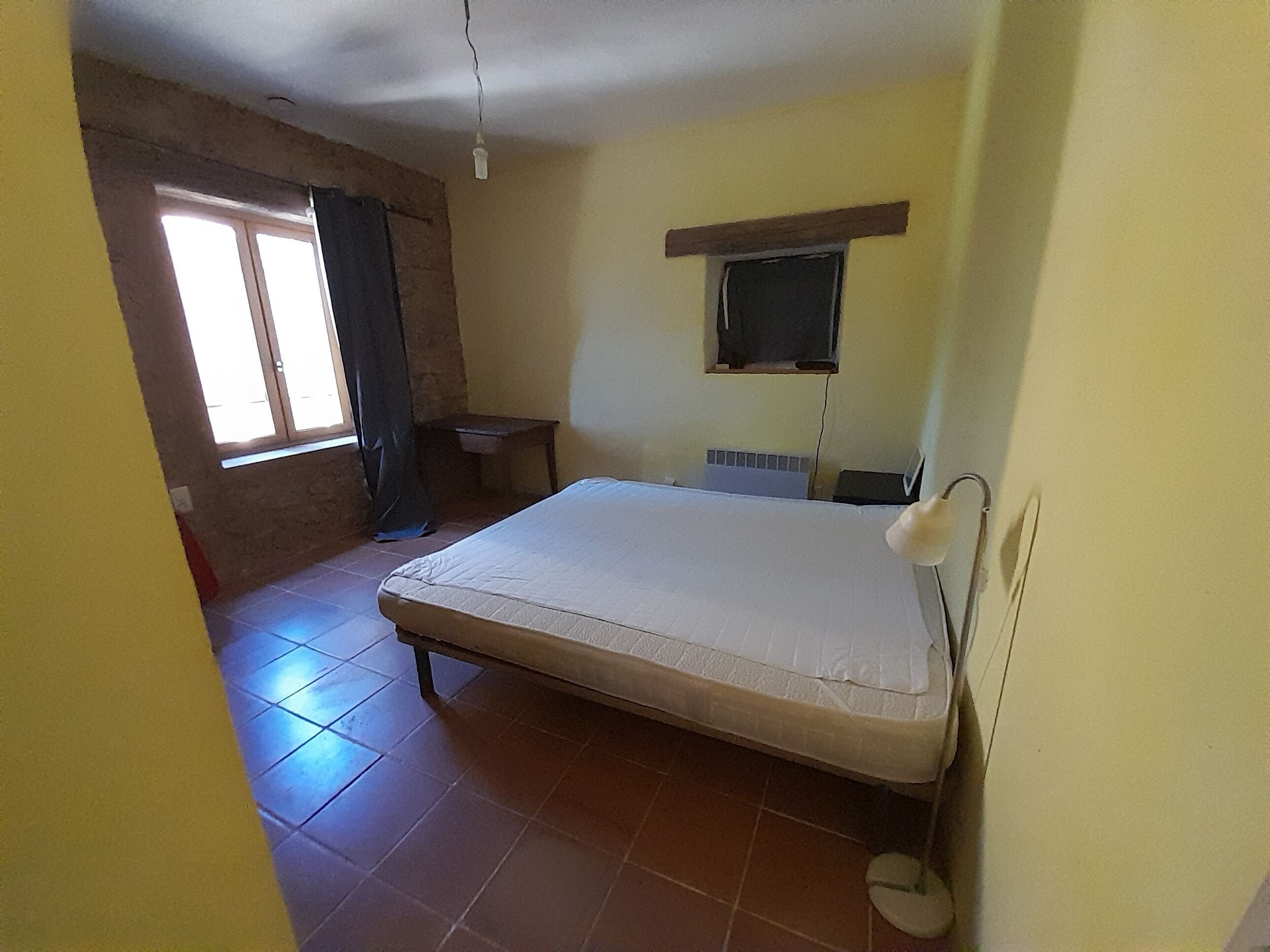 3 habitaciones y tabla de planchar con plancha 