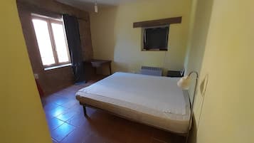 3 habitaciones y tabla de planchar con plancha