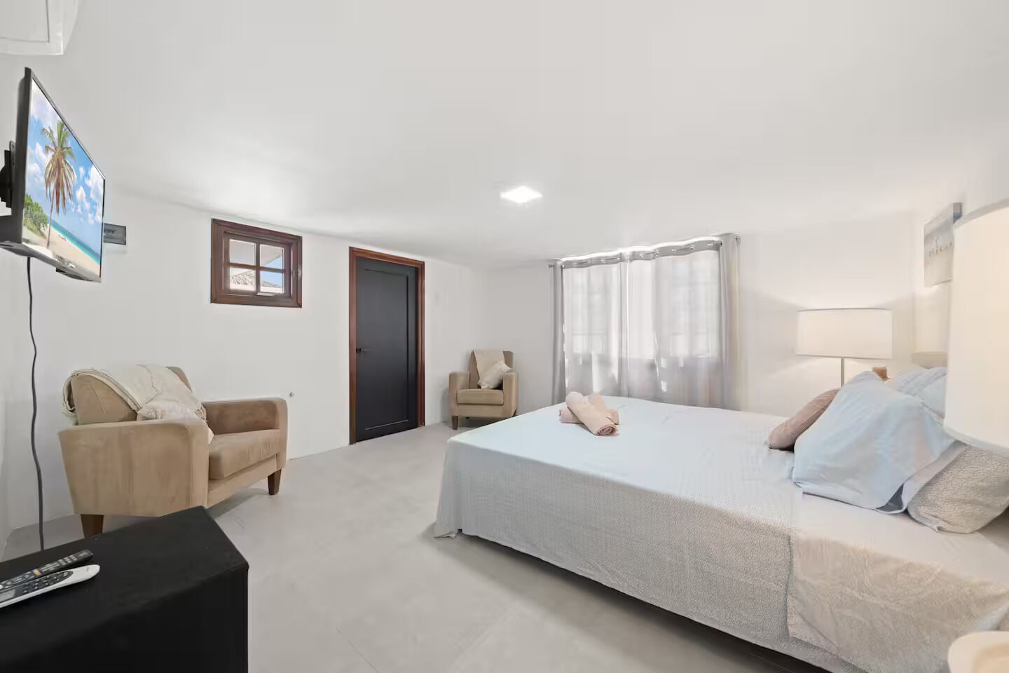 6 bedrooms, iron/ironing board, WiFi, bed sheets