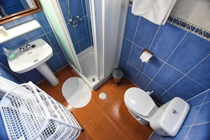 Bruser, hårtørrer, håndklæder, Toiletpapir