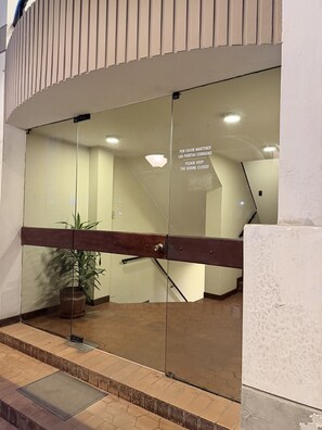 Eine Glastür mit einem Schild, das dazu auffordert, die Türen geschlossen zu halten.