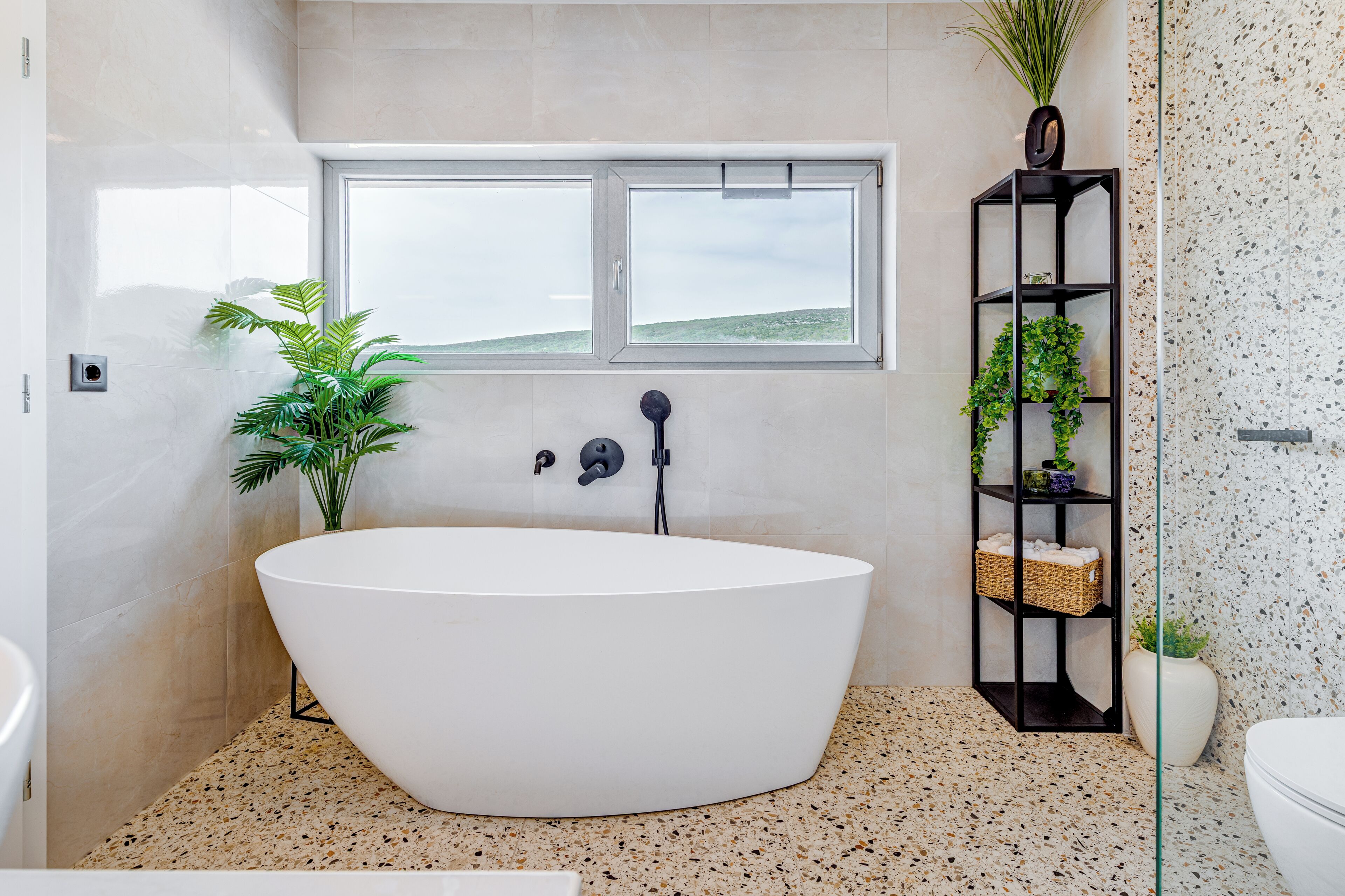Luxury-Villa, Poolblick | Badezimmer | Kostenlose Toilettenartikel, Seife, Shampoo, Toilettenpapier