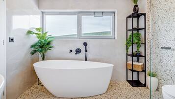 Luxury-Villa, Poolblick | Badezimmer | Kostenlose Toilettenartikel, Seife, Shampoo, Toilettenpapier