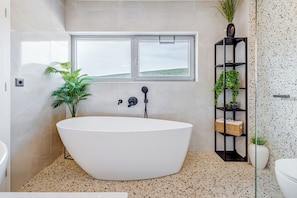 Villa luxueuse, vue sur la piscine | Salle de bain | Articles de toilette (gratuits), savon, shampooing, papier de toilette