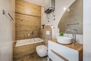 Villa de lujo, vista a la alberca | Baño | Amenidades de baño gratuitas, jabón, shampoo, papel de baño 