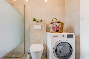 Villa de lujo, vista a la alberca | Baño | Amenidades de baño gratuitas, jabón, shampoo, papel de baño 