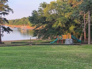 Children’s area - House in 3-acre woods, YMCA walkable, Hartwell 2 min, lake 10 min, Opal Retreat  (Hartwell)