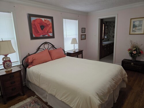House in 3-acre woods, YMCA walkable, Hartwell 2 min, lake 10 min, Opal Retreat 