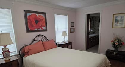 House in 3-acre woods, YMCA walkable, Hartwell 2 min, lake 10 min, Opal Retreat